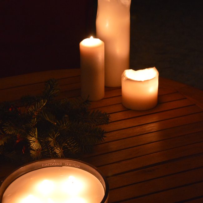 Ekskluzywna kolacja w elegancko oświetlonej altanie przy grillu.