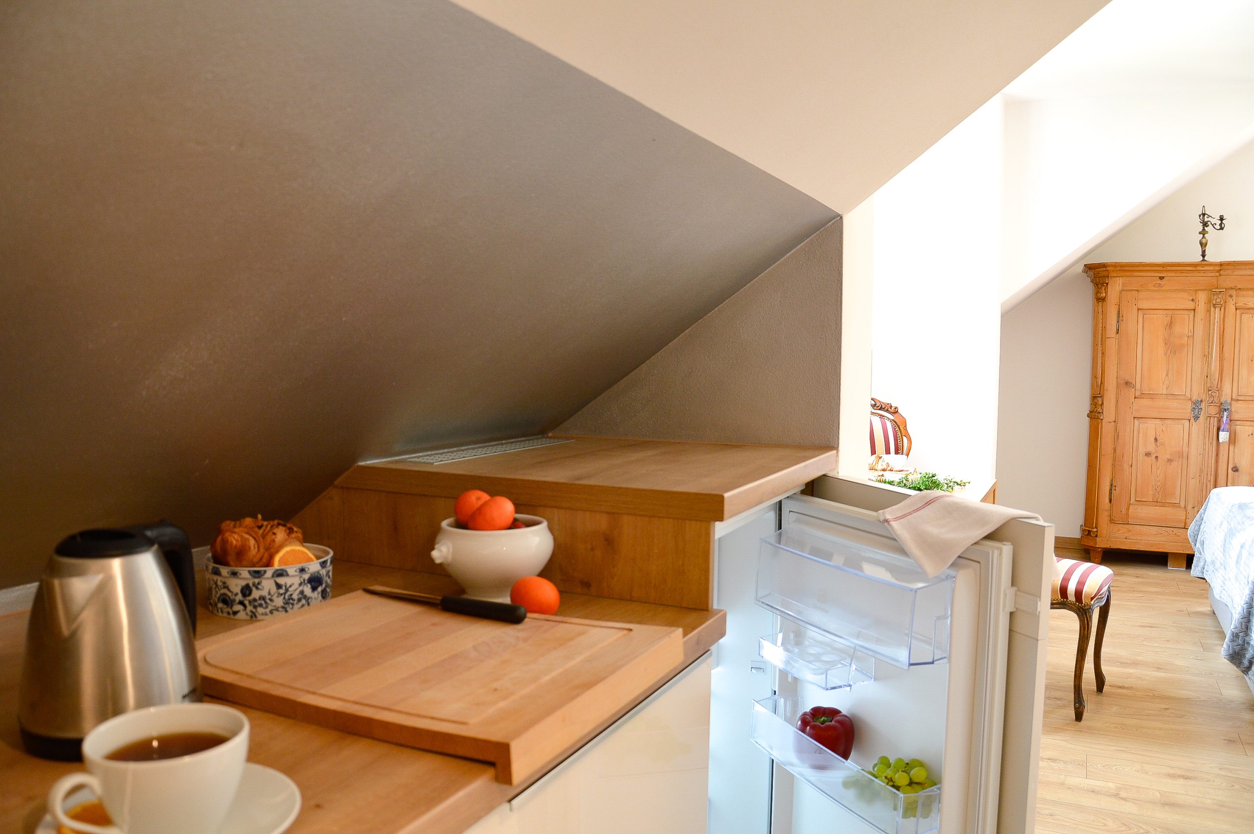 Aneks kuchenny w apartamencie z drewnianym blatem, czajnikiem i przekąskami, z widokiem na sypialnię z drewnianą szafą i stylowym fotelem, Luksusowy Klasyczny Apartament w Górach Małopolski