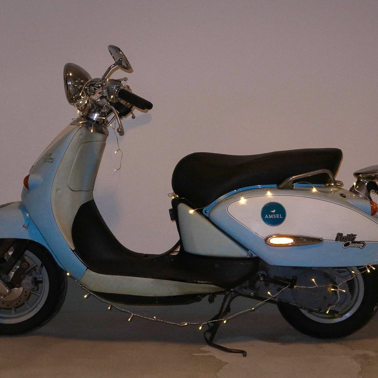 Błękitno-biały skuter vintage, Apartamenty Agroturystyczne Papiernia, noclegi w górach