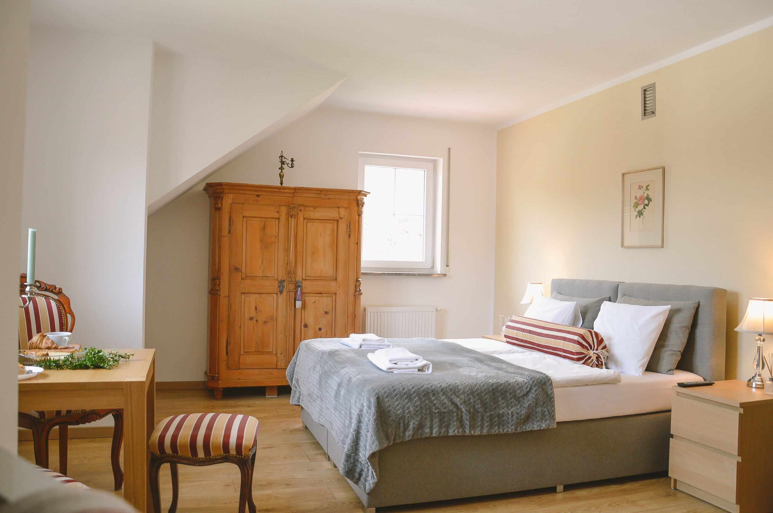 Ciepły beżowy pokój, apartament studio z drewnianymi meblami, nocleg w górach, tania agroturystyka, gorce, małopolska