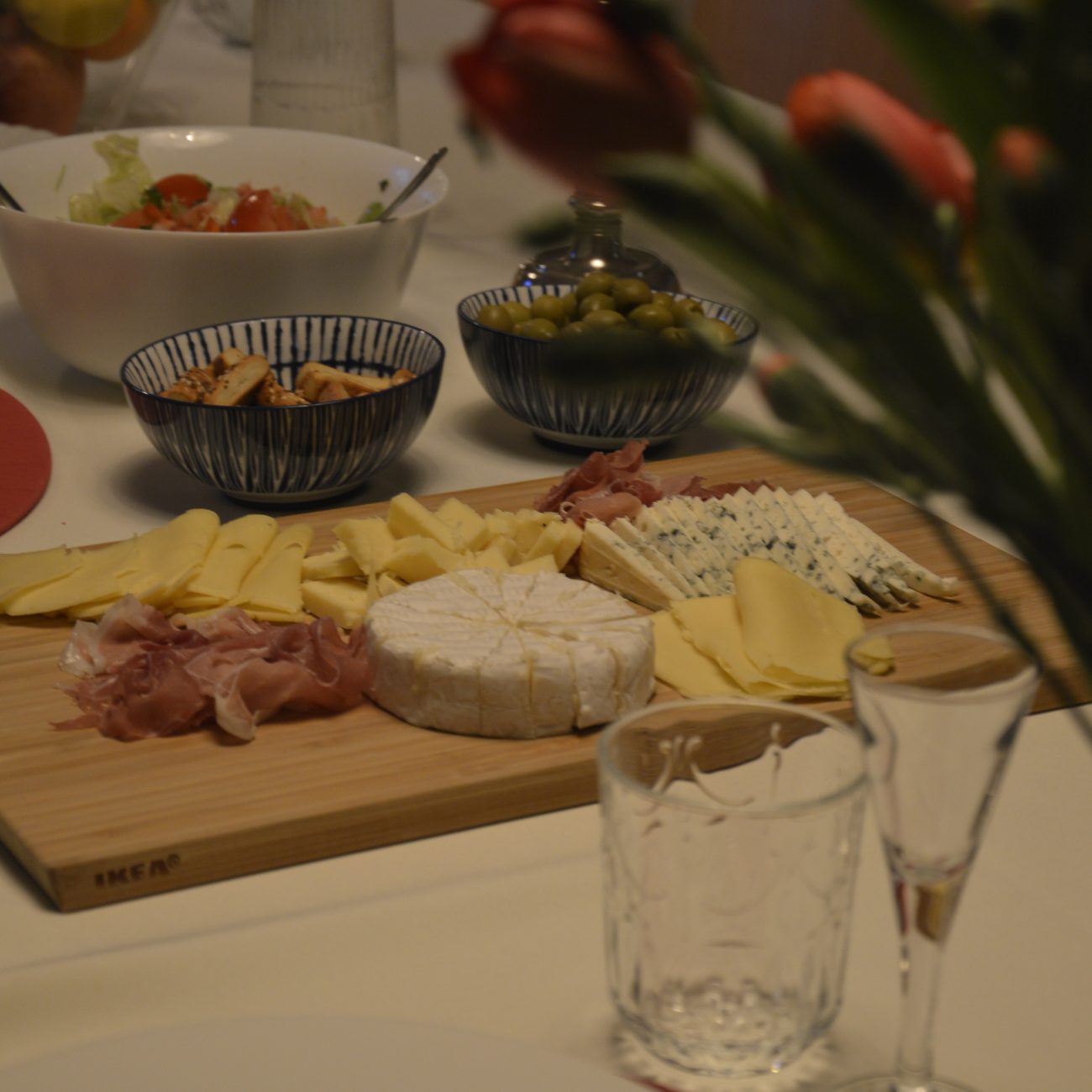 Deska serów i zimna płyta na kolacji w górach Gorce, elegancko podane w sali biesiadnej