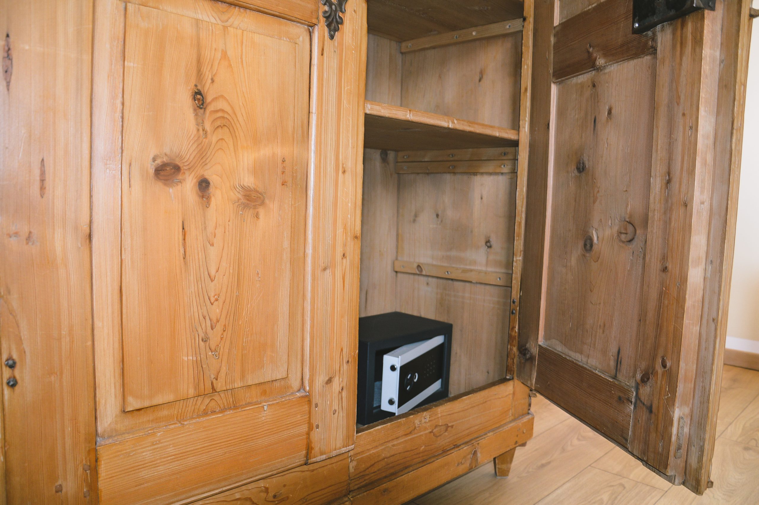 Drewniana stara szafa z sejfem, klasyczny apartament, noclegi w Małopolsce, blisko Term Gorce