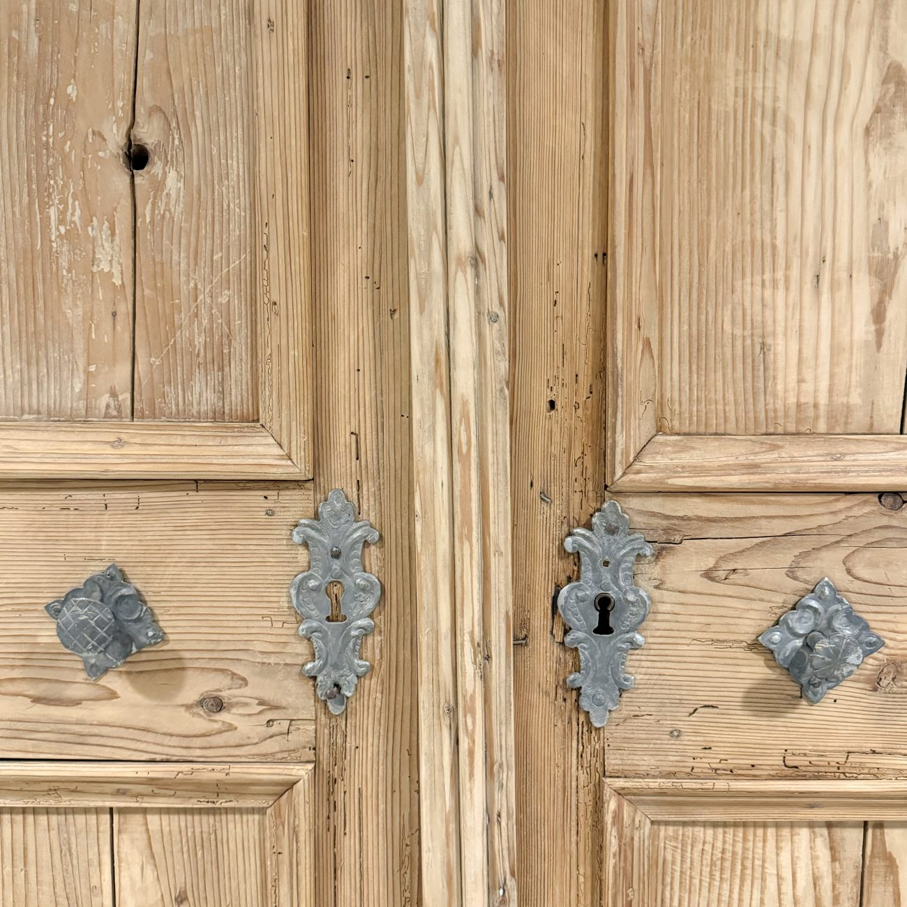 Drewniana szafa vintage z jasnego drewna i srebrnymi okuciami, małopolska noclegi, agroturystyka w górach