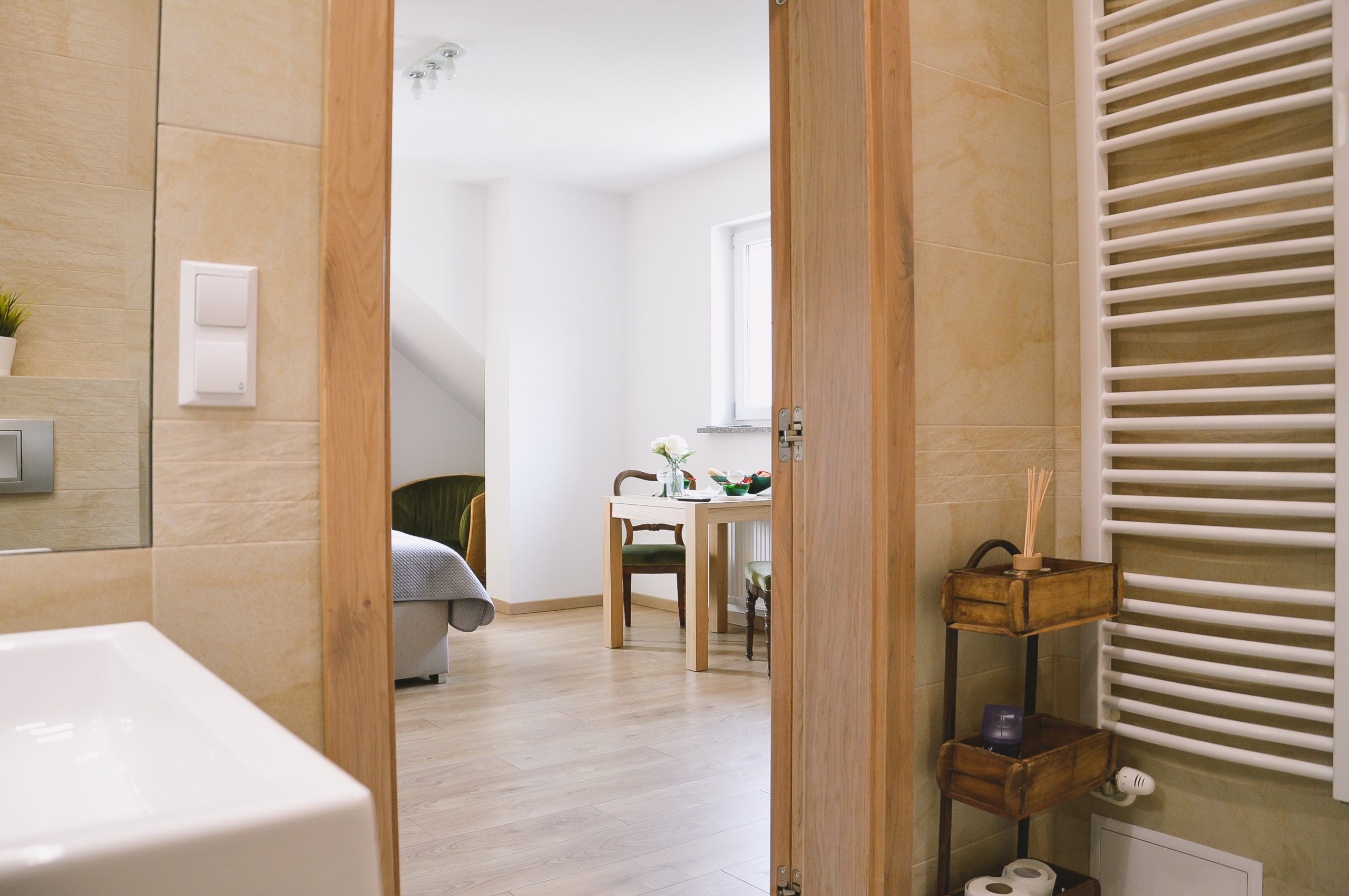 Elegancka łazienka w apartamencie w górach - komfort i relaks po całym dniu spędzonym na świeżym powietrzu, sielski apartament w górach