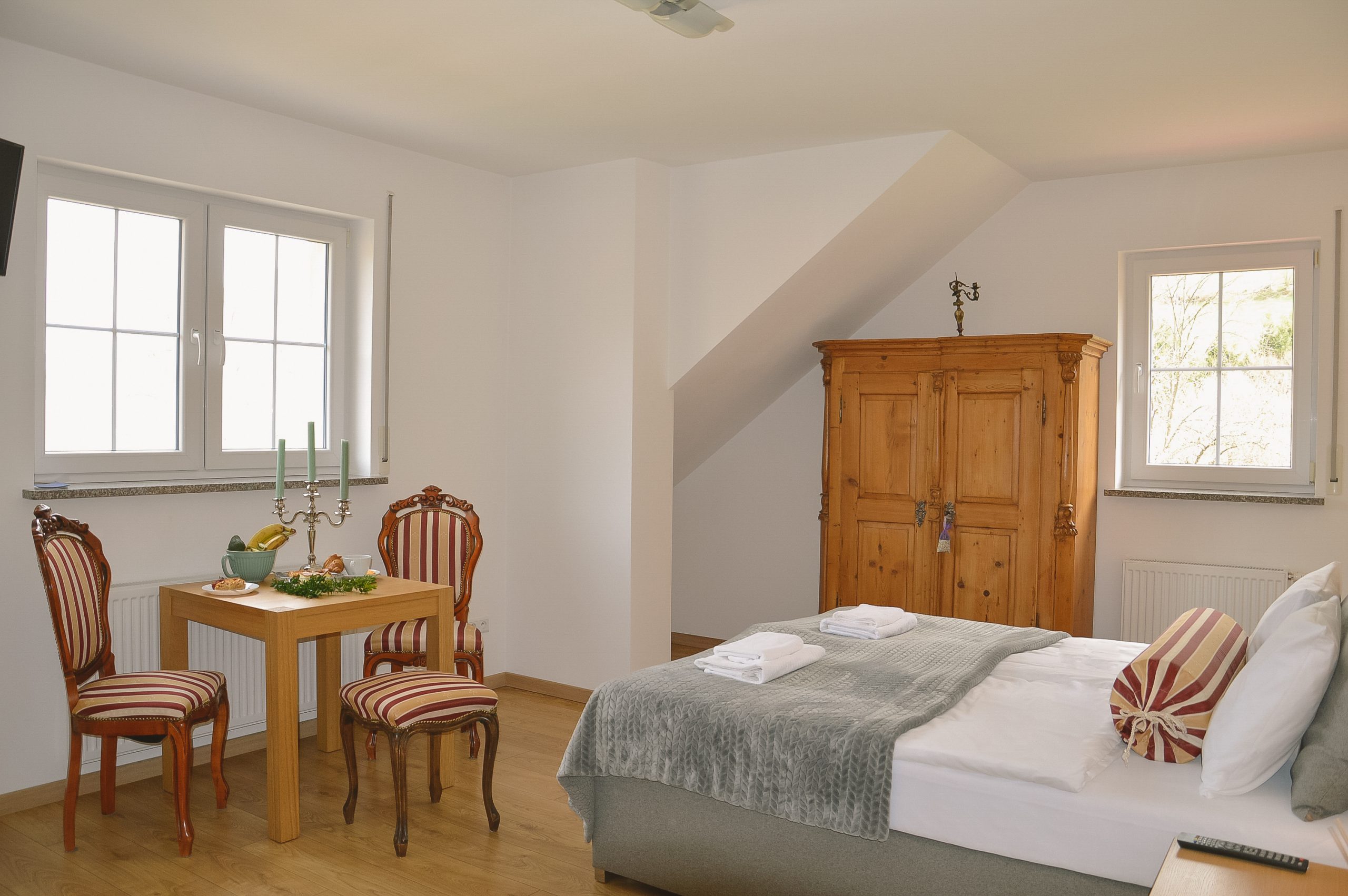 Elegancka szafa z miejscem na przechowywanie w apartamencie z antycznymi stylowymi meblami, jadalnia w górach Małopolski