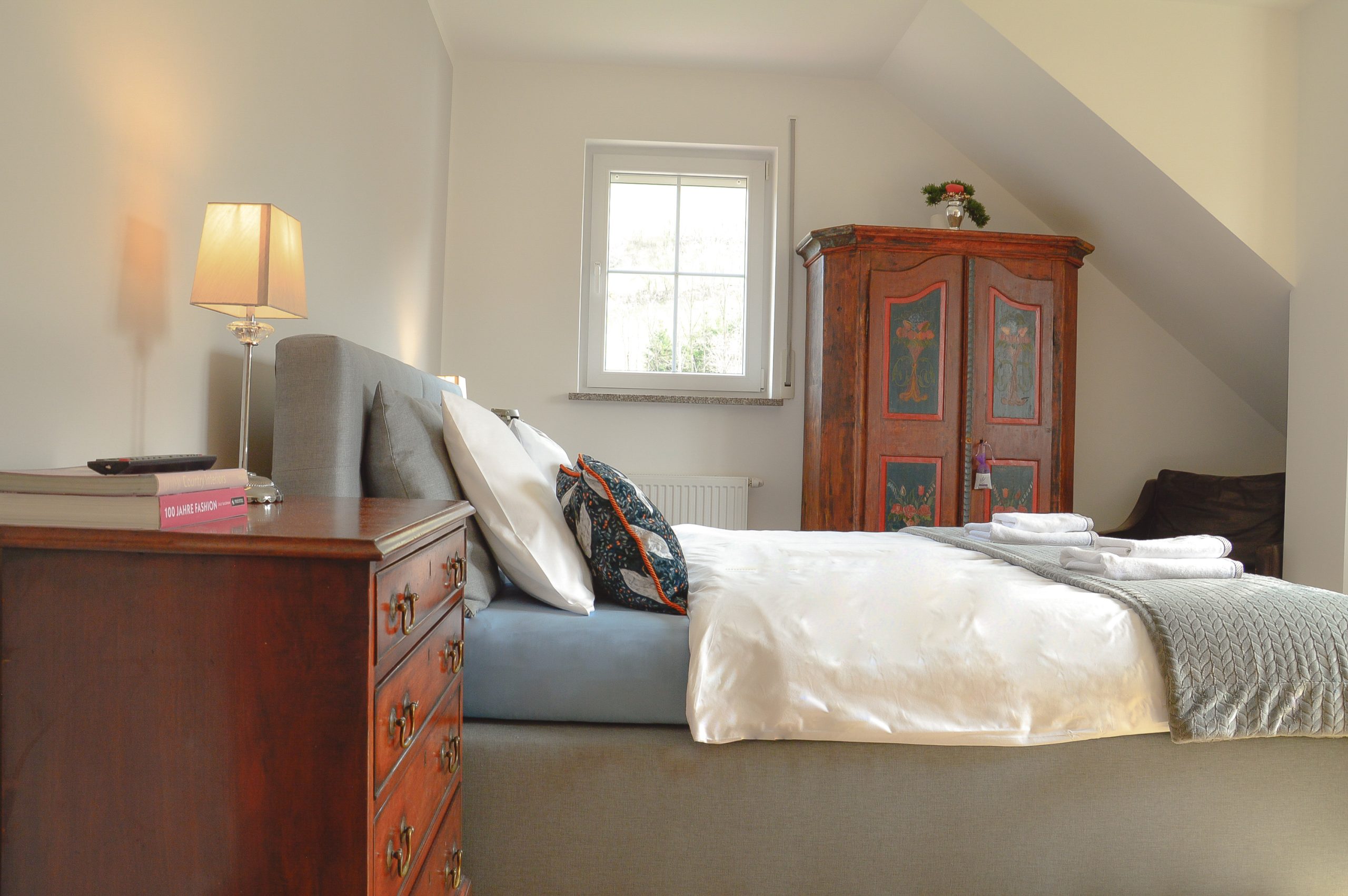 Eleganckie łóżko z wysokiej jakości pościelą, wyjątkowa agroturystyka z autentycznymi meblami, Apartamenty Agroturystyczne w Gorcach, wyrazisty apartament