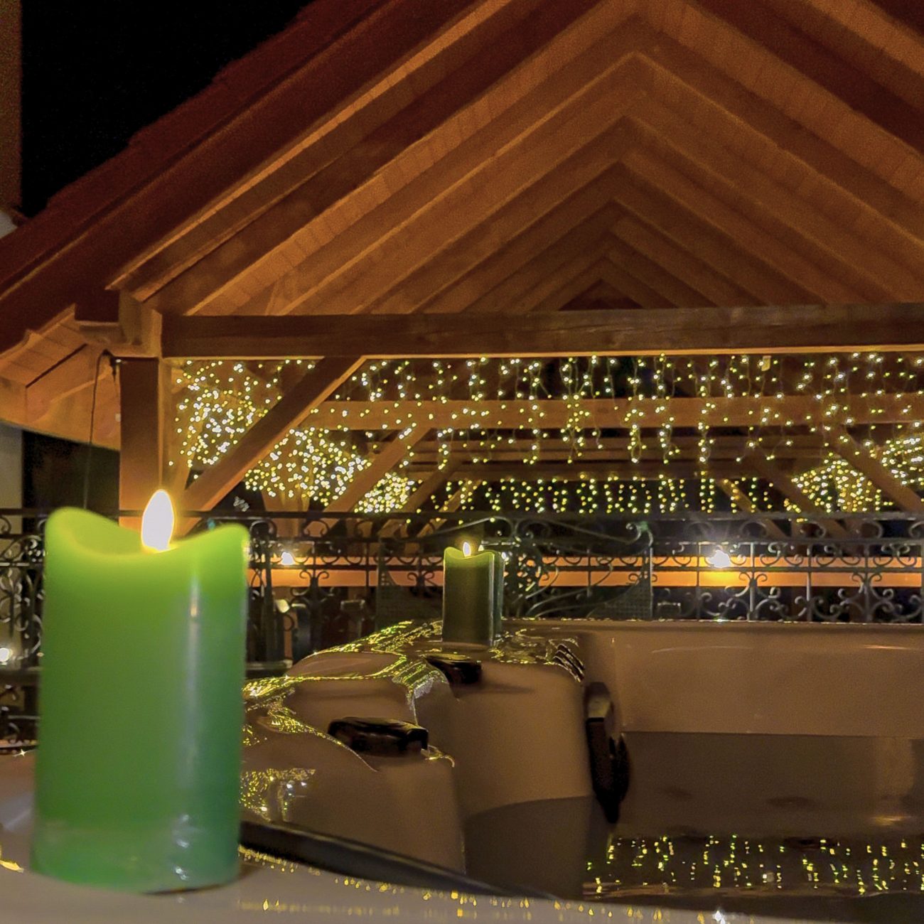 Jacuzzi nocą, oświetlone świeczkami i światełkami, tworzące klimatyczną atmosferę, Apartamenty Agroturystyczne Papiernia, noclegi w górach