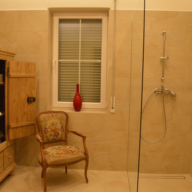 Klasyczna łazienka z kabiną prysznicową, beżowymi płytkami, antycznymi meblami i roletami, Apartamenty Agroturystyczne Papiernia, noclegi w górach