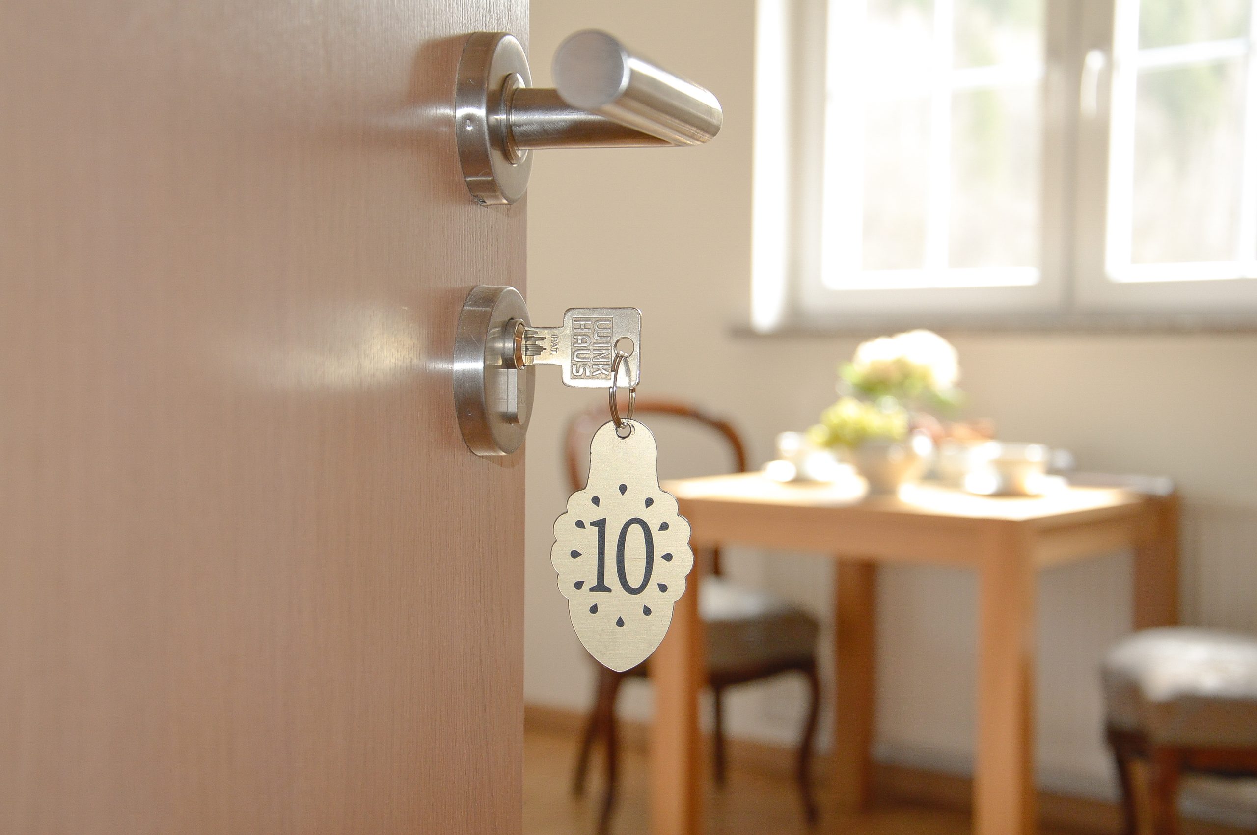 Klucz do apartamentu z góralskim brelokiem, widok na jadalnię, najlepsze noclegi w górach Gorce - wyrazisty apartament studio z prywatną łazienką