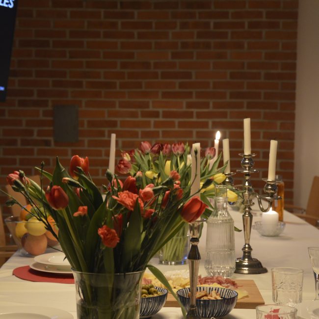 Kolacja w agroturystyce, kwiatowa dekoracja z tulipanów w sali biesiadnej, noclegi w górach Gorce. Romantyczny wypoczynek w górach