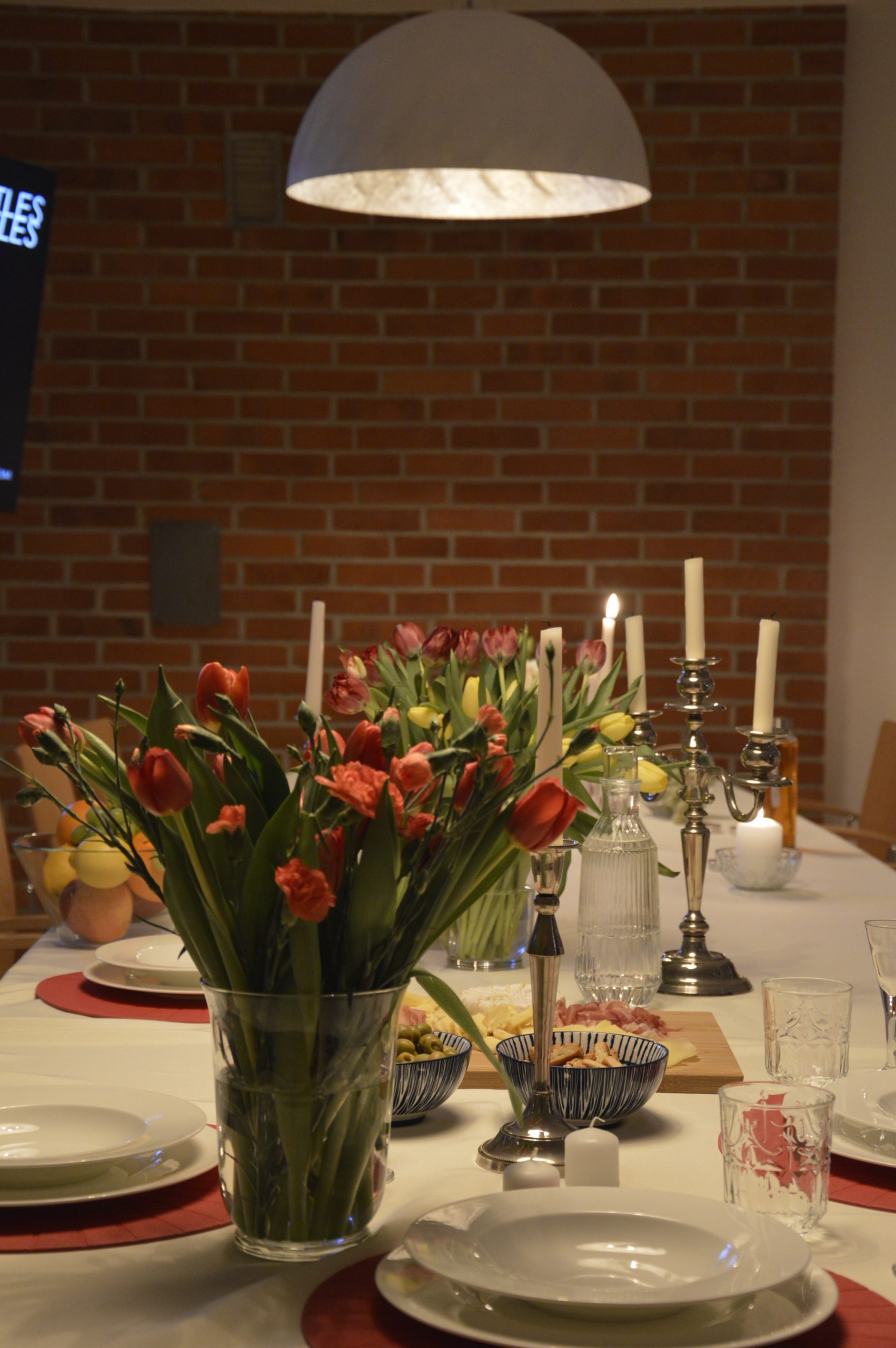 gallery-01 Kolacja z tulipanami, ceglana ściana, duża sala konferencyjna, Apartamenty Agroturystyczne Papiernia, Sala na przyjęcie
