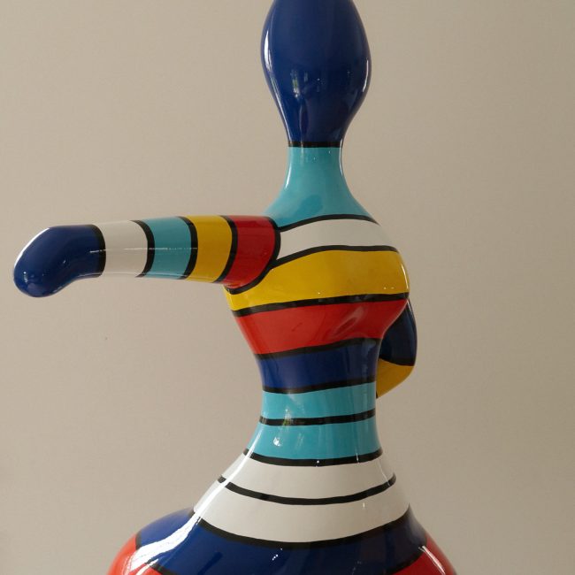 Kolorowa rzeźba dużej postaci w niebiesko-żółte pasy, Apartamenty Agroturystyczne Papiernia, noclegi w górach, małopolska noclegi