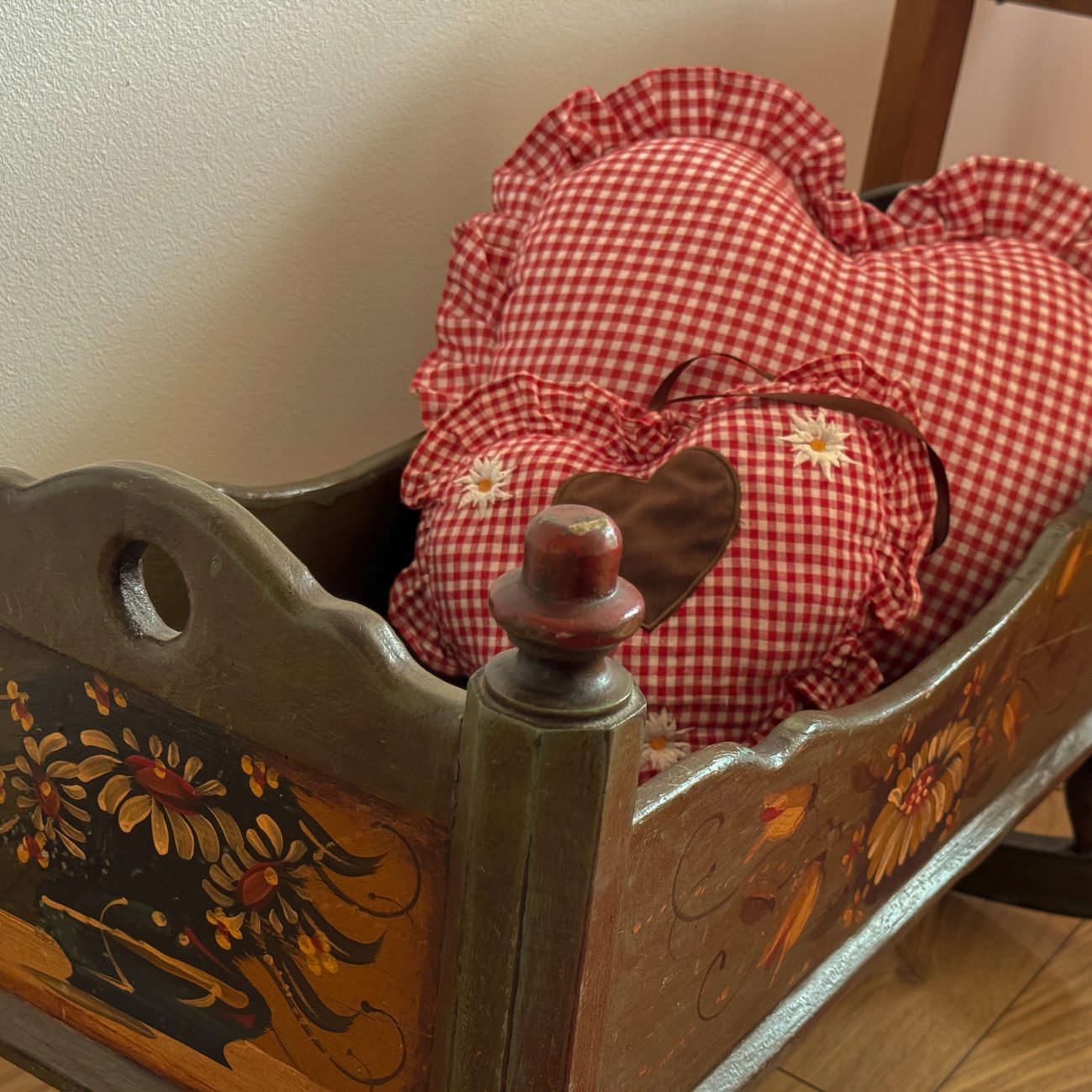 Kołyska dla dzieci w stylu góralskim, vintage, Apartamenty Agroturystyczne Papiernia, noclegi w górach