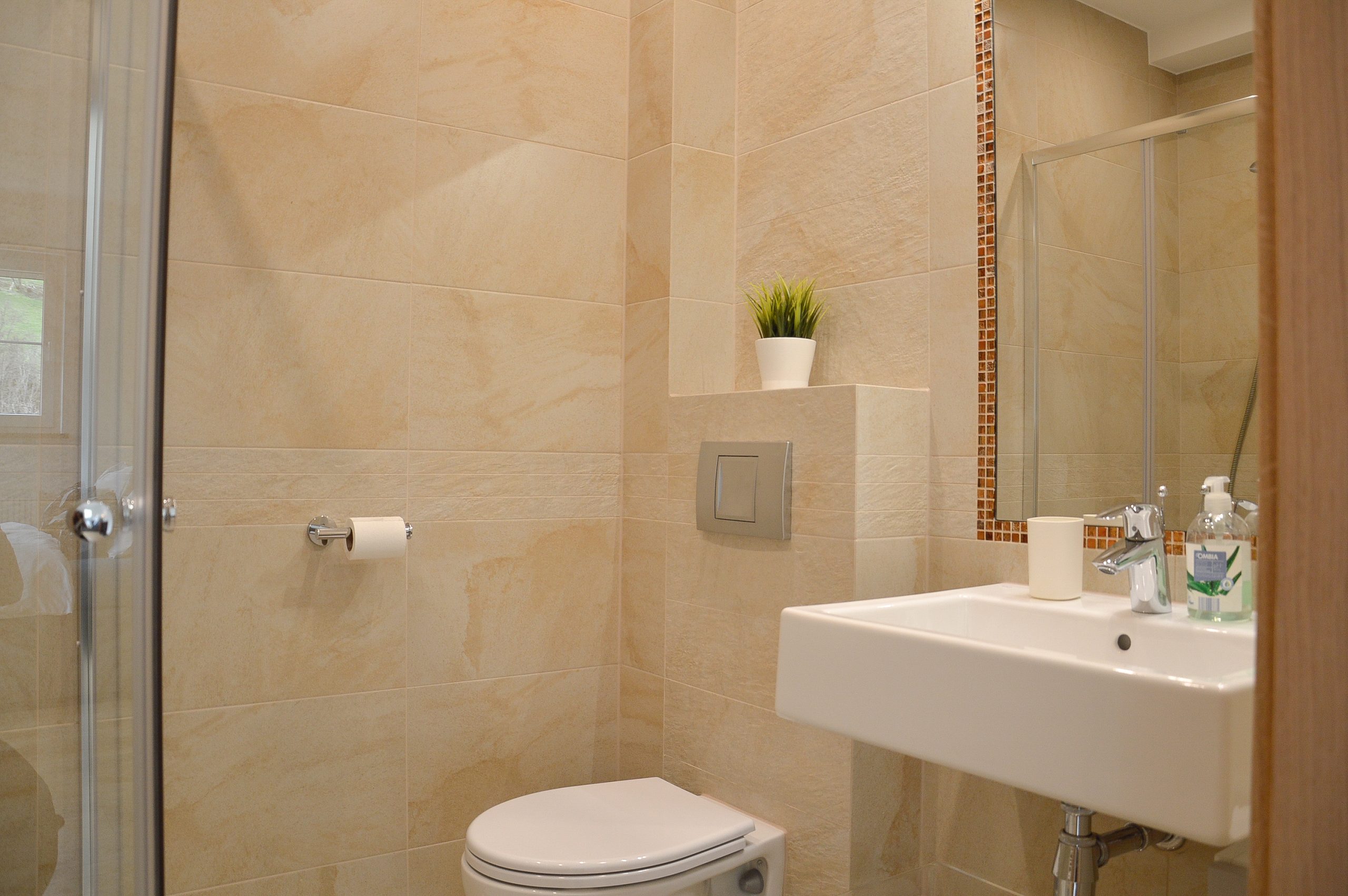 Komfortowa łazienka z beżowymi płytkami i nowoczesnym wyposażeniem, apartament w górach, agroturystyka