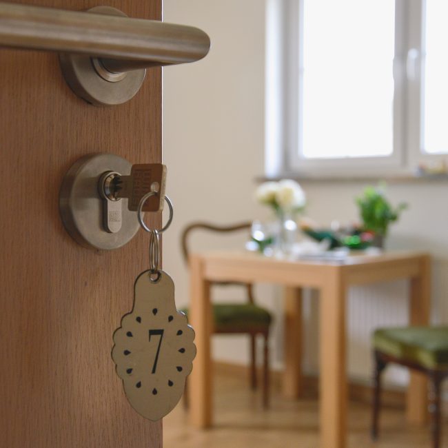 Komfortowe noclegi w górach Gorce - brelok do kluczy, drzwi oraz zielone welurowe fotele, agroturystyka, sielski apartament