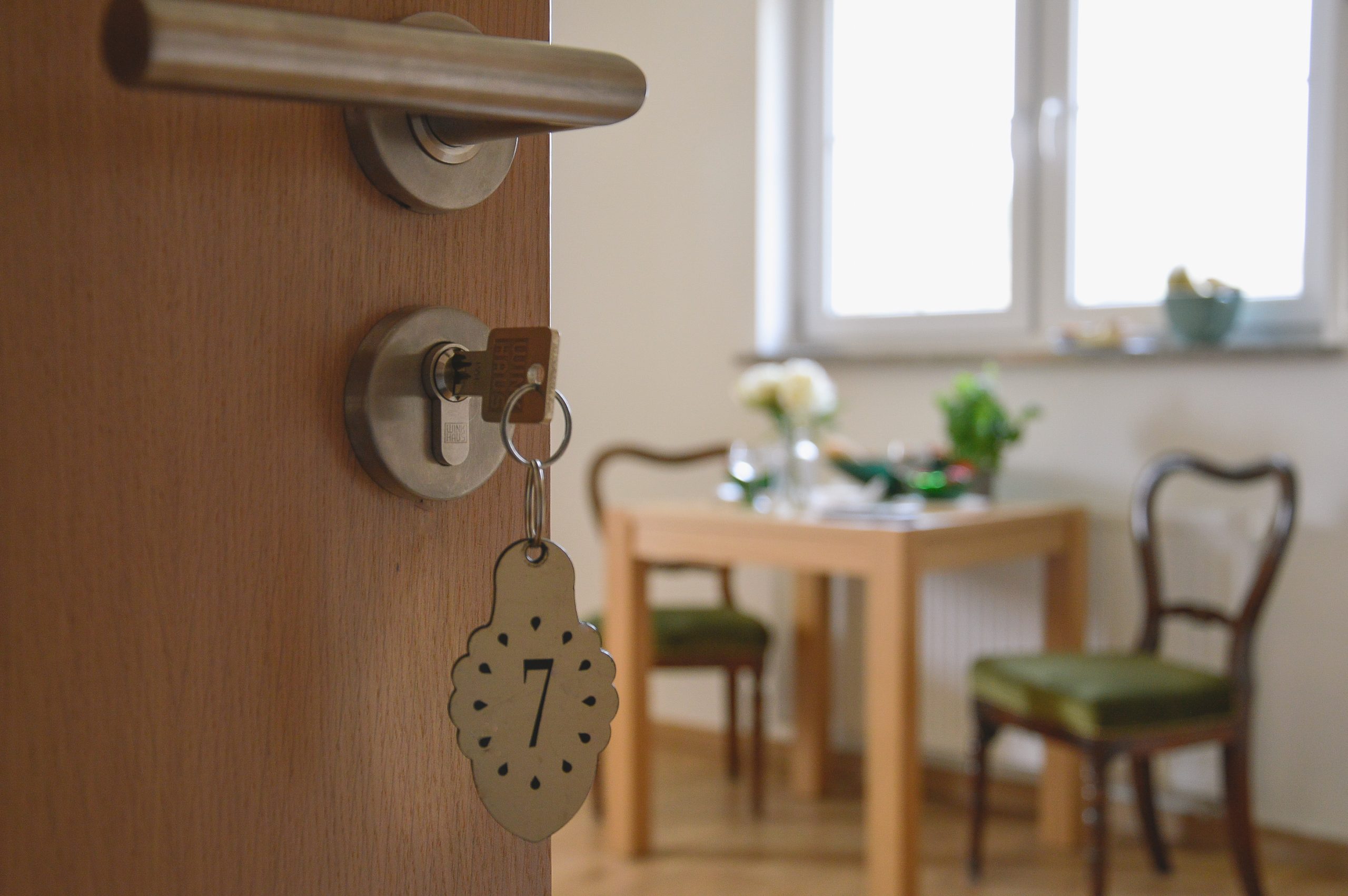 Komfortowe noclegi w górach Gorce - brelok do kluczy, drzwi oraz zielone welurowe fotele, agroturystyka, sielski apartament