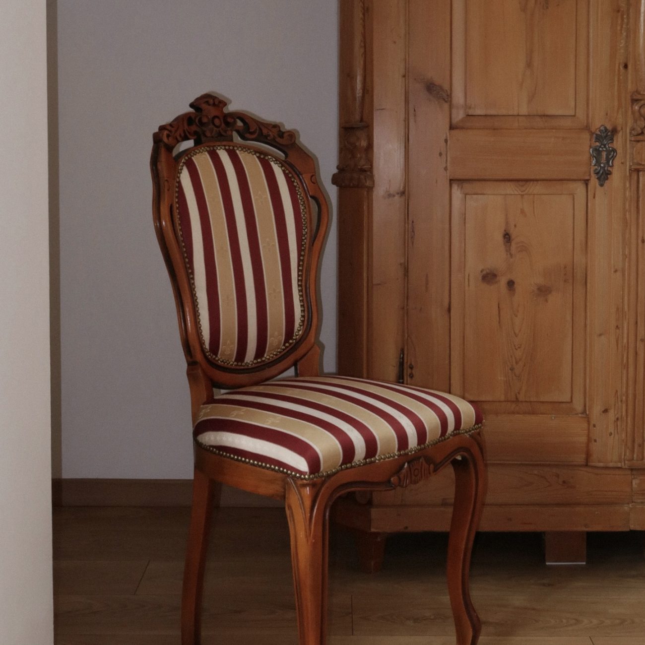 Barokowe krzesło w eleganckim stylu - Apartamenty Papiernia