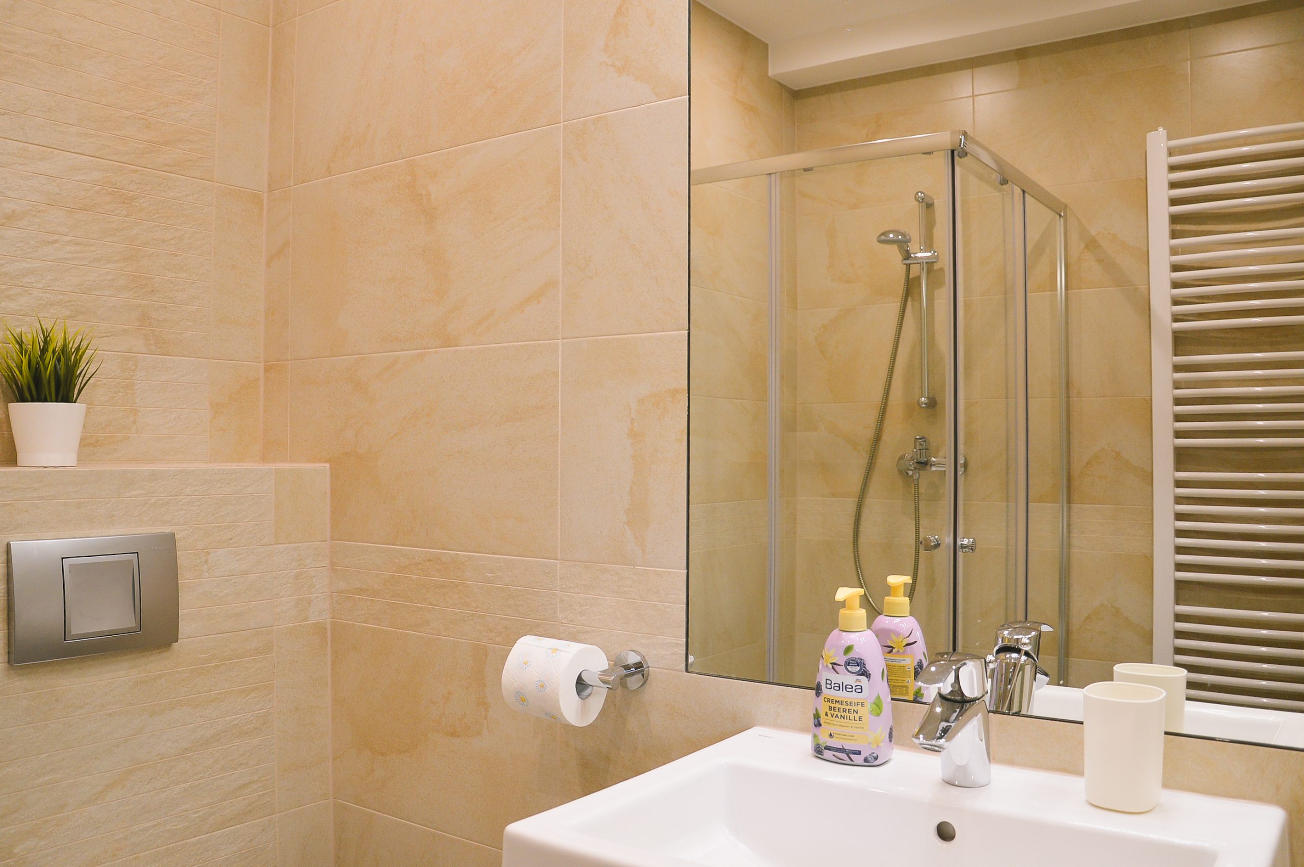 Łazienka, kabina prysznicowa, beżowa nowoczesna, tanie noclegi agroturystyka Gorce, gmina Niedźwiedź