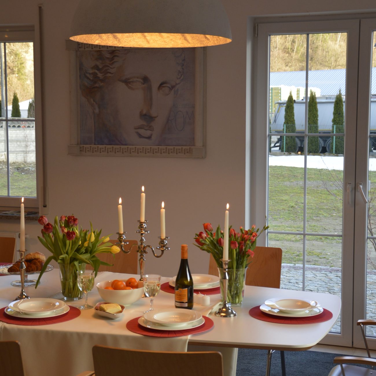 Poranek ze śniadaniem, tulipany na stole, sala biesiadna, śniadanie, agroturystyka małopolska, noclegi w górach Gorce