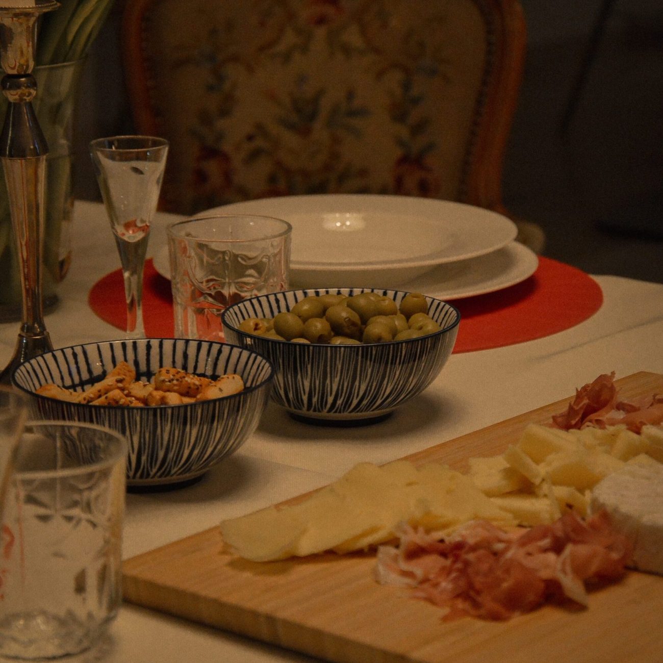 Przystawki serwowane w sali biesiadnej, elegancko podane na stole, atmosfera przyjęcia