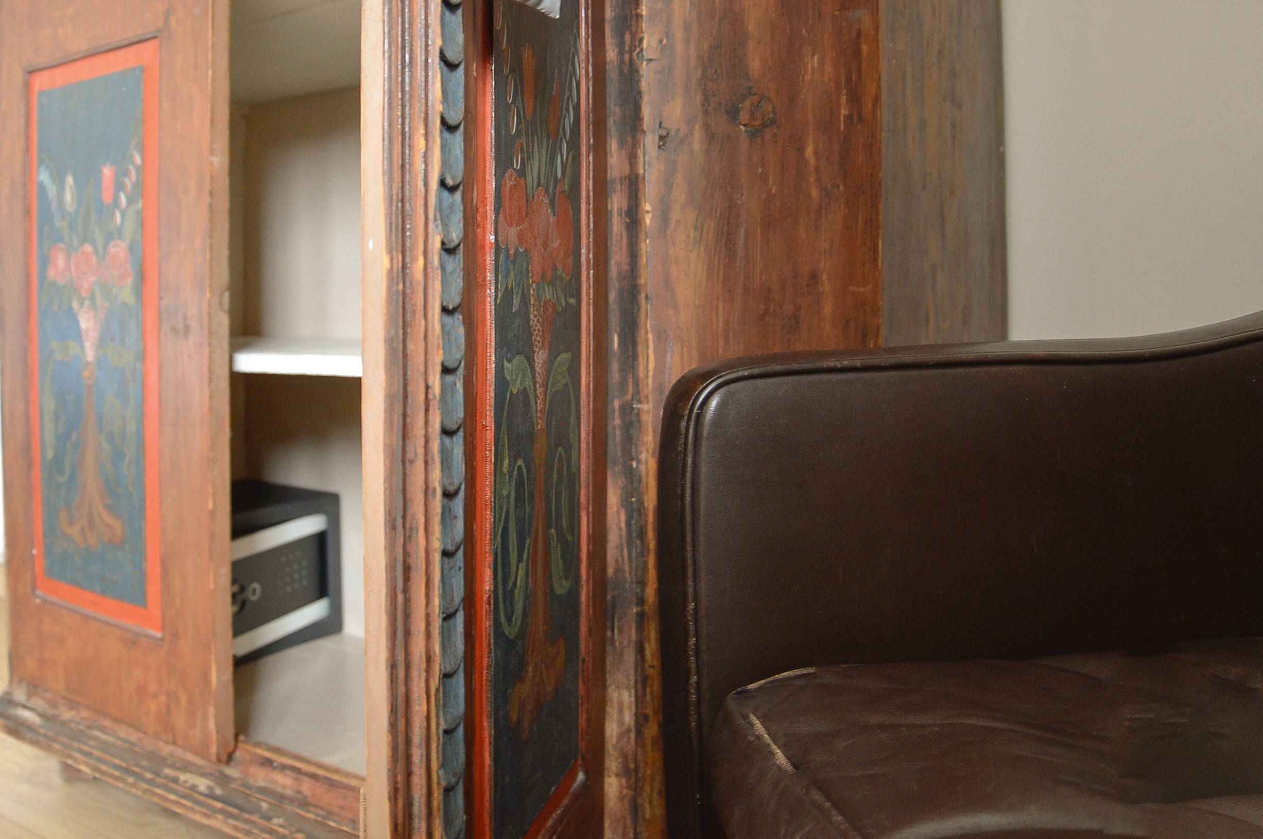 Ręcznie malowana szafa idealna na dłuższy pobyt w górach, luksusowy wypoczynek za niską cenę, sejf