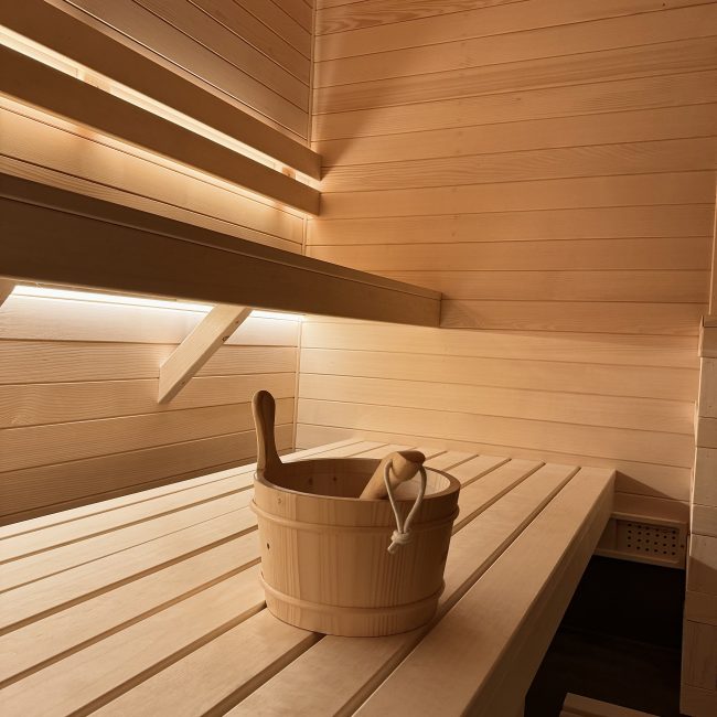 Sauna nocą z drewnianymi ławkami i oświetleniem, Apartamenty Agroturystyczne Papiernia, noclegi w górach