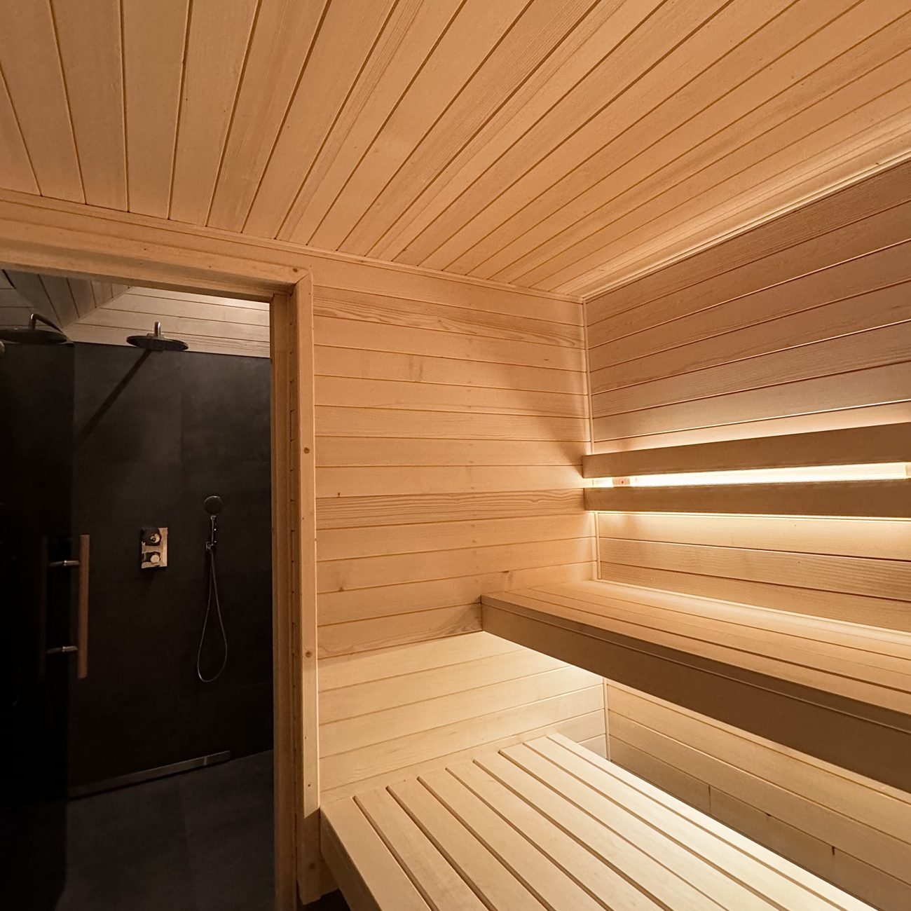 Sauna oświetlona ciepłym światłem, Apartamenty Agroturystyczne Papiernia, relaks w Gorczańskim Parku Narodowym, Małopolska