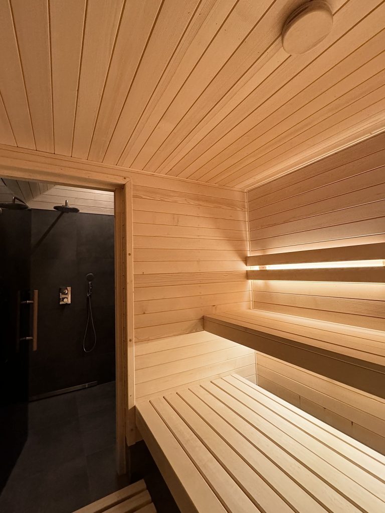 Sauna oświetlona ciepłym światłem, Apartamenty Agroturystyczne Papiernia, relaks w Gorczańskim Parku Narodowym, Małopolska