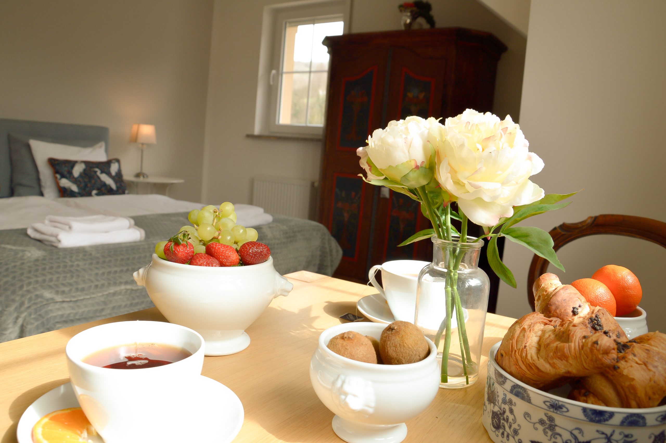 Stylowa jadalnia z widokiem na góry, śniadanie z owocami i croissantami, apartament z drewnianą szafą i łóżkiem, wyrazisty apartament, noclegi w górach, blisko szlaków