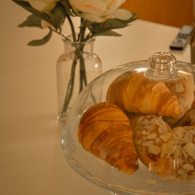 Śniadanie z croissantami w Apartamentach Agroturystycznych Papiernia, elegancko podane w sali biesiadnej, Sala na przyjęcie