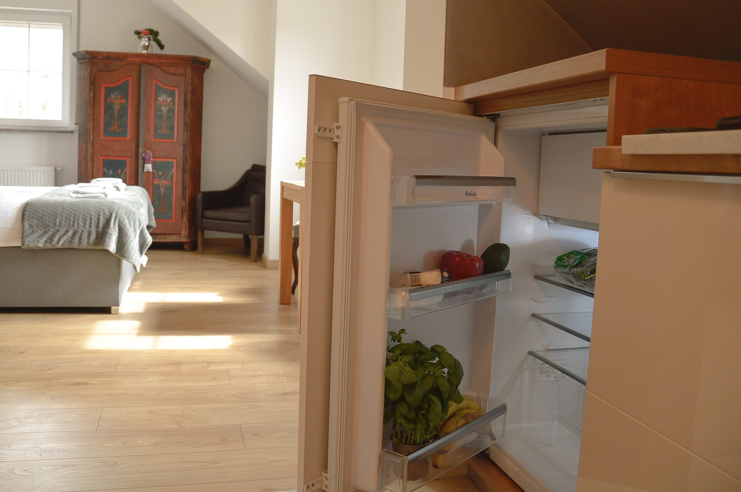 Stylowa kuchnia z nowoczesnymi urządzeniami i przestrzenią do gotowania, antyczne meble, tania agroturystyka