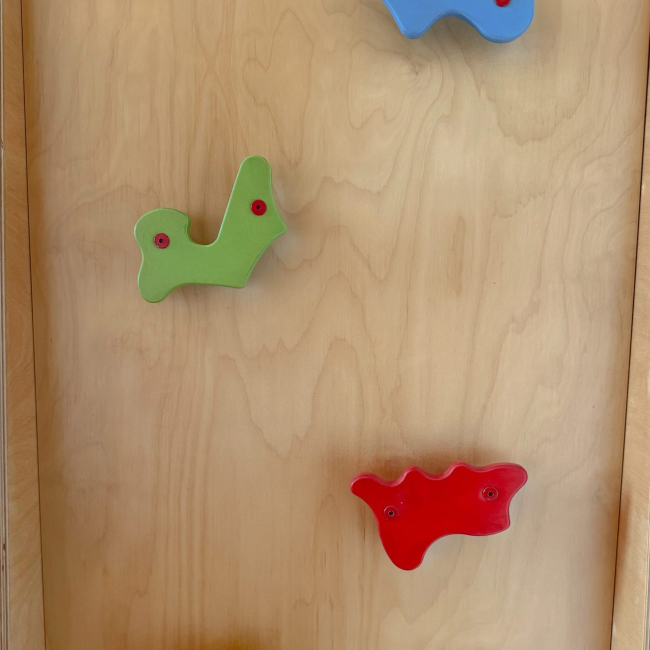 Szafa dla dzieci z elementami wspinaczki, ozdobiona ręcznie malowanymi dekoracjami, Apartamenty Agroturystyczne Papiernia, noclegi w górach