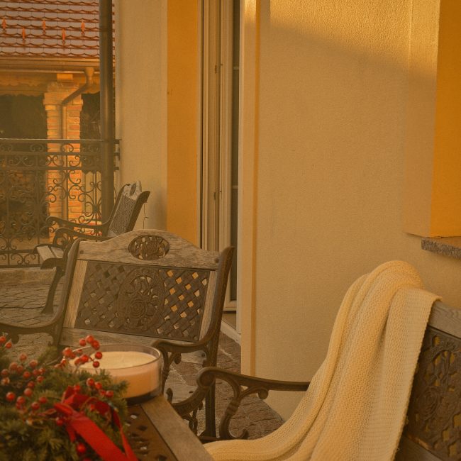 Taras z masywnymi meblami, drewniany zestaw i żeliwne meble ogrodowe, klimatyczna wiejska agroturystyka, małopolska