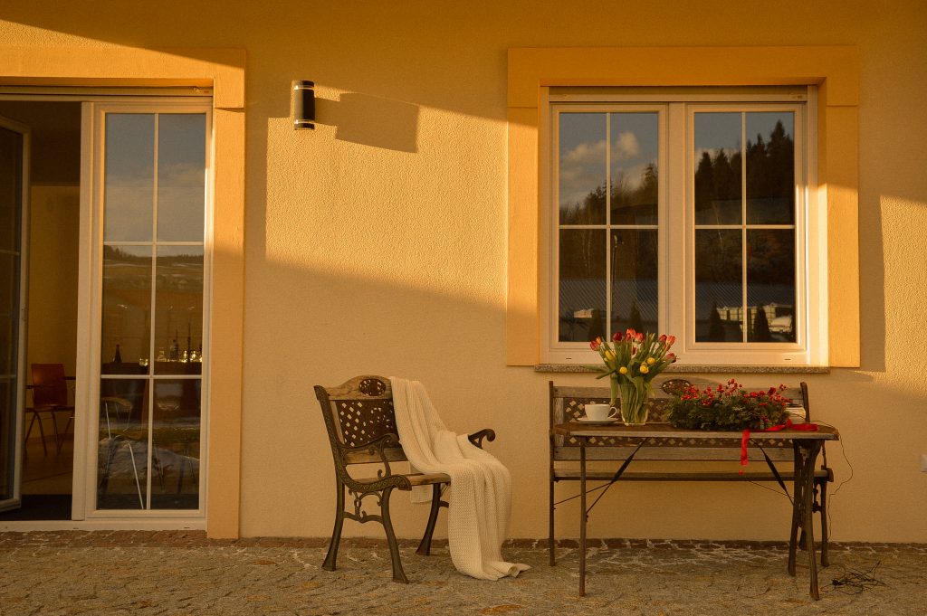 Taras z widokiem na góry, masywne drewniane meble i żeliwne meble ogrodowe, Apartamenty Agroturystyczne Papiernia, klimatyczna wiejska agroturystyka