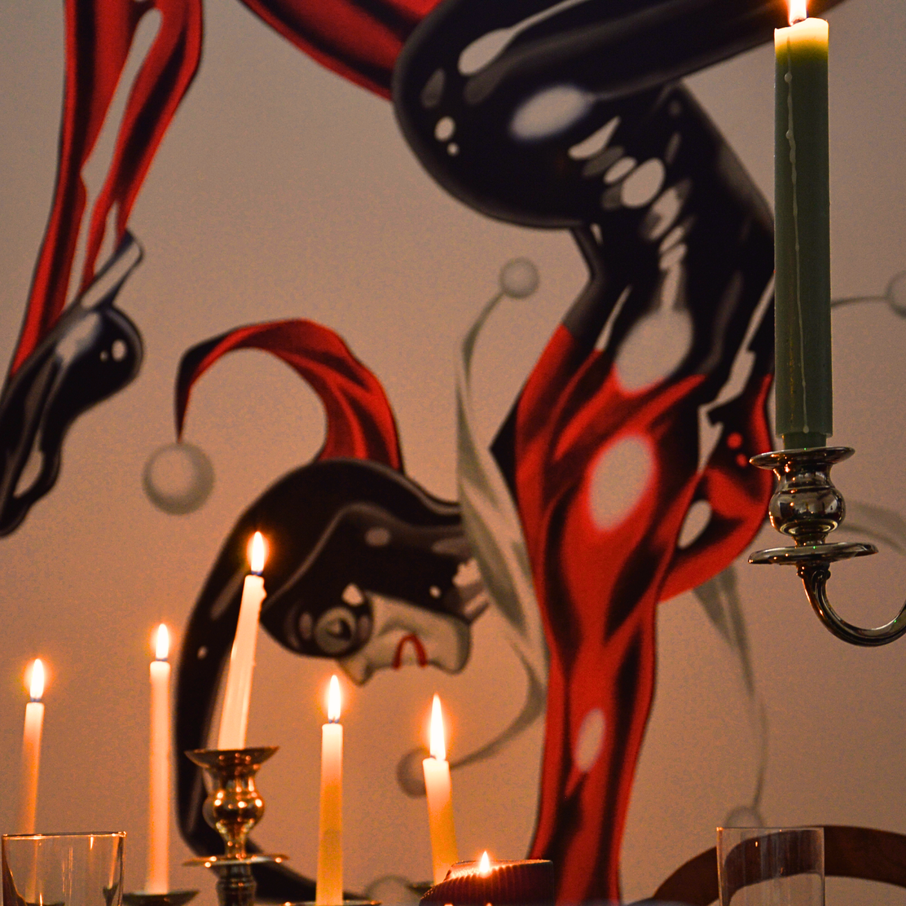 Wieczorna sala gier pokerowych, klimatyczne oświetlenie, wakacyjne aktywności, agroturystyka polska, noclegi w górach