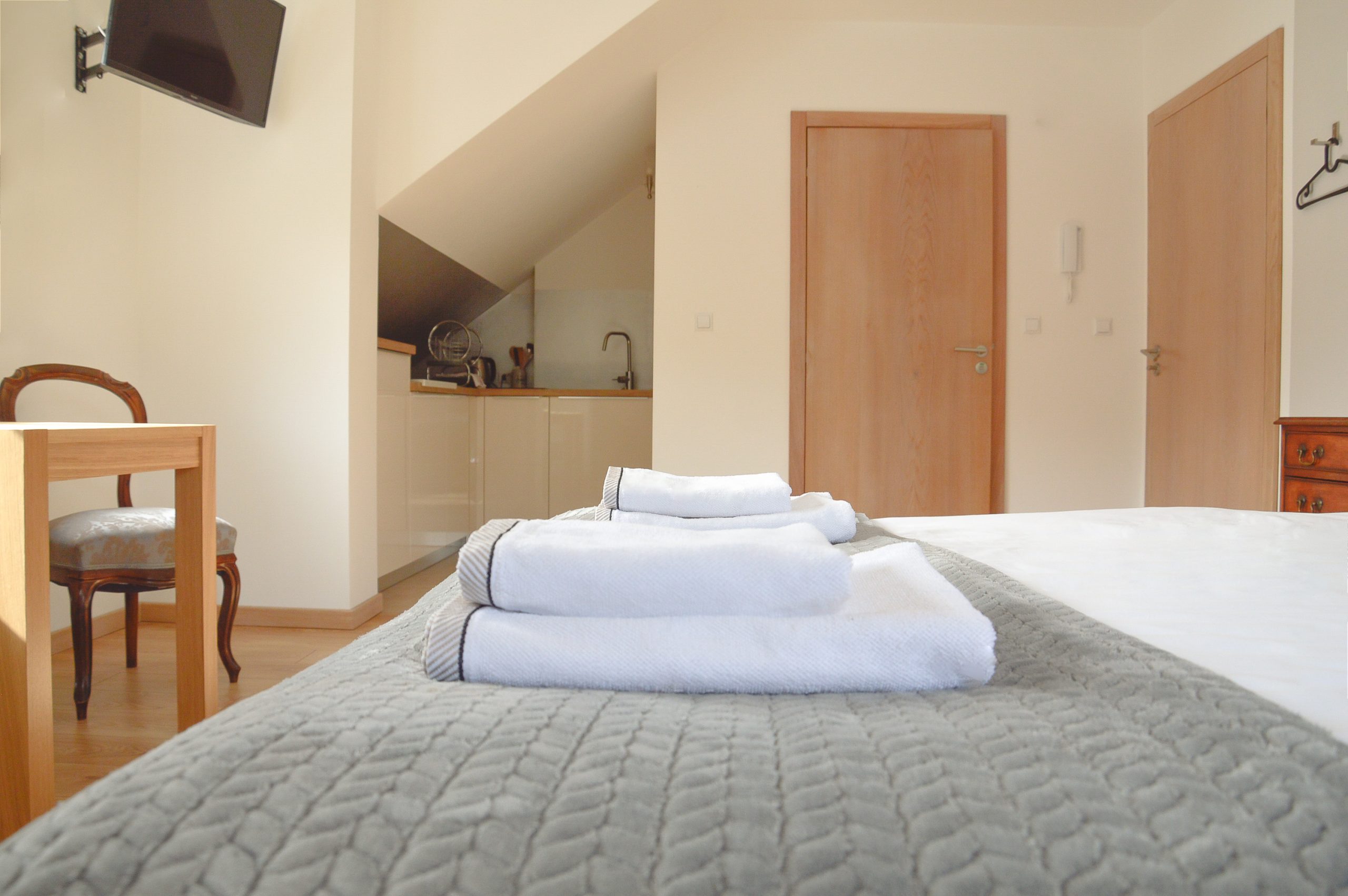 Wygodne łóżko zapewniające relaks po aktywnym dniu w górach Małopolski, apartament, hotele i noclegi