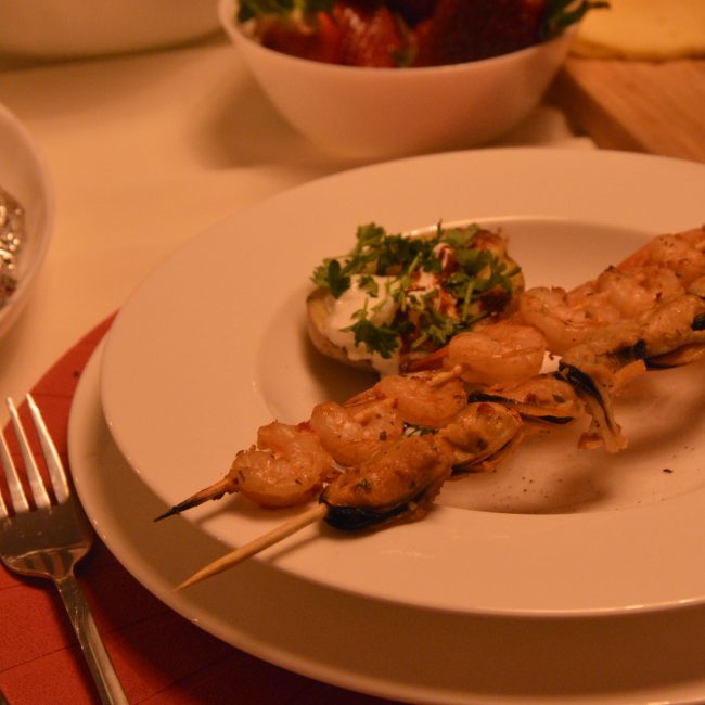 Kolacja z krewetkami w sali biesiadnej, kulinarny wieczór w agroturystyce w Gorcach. Romantyczny wypoczynek w górach