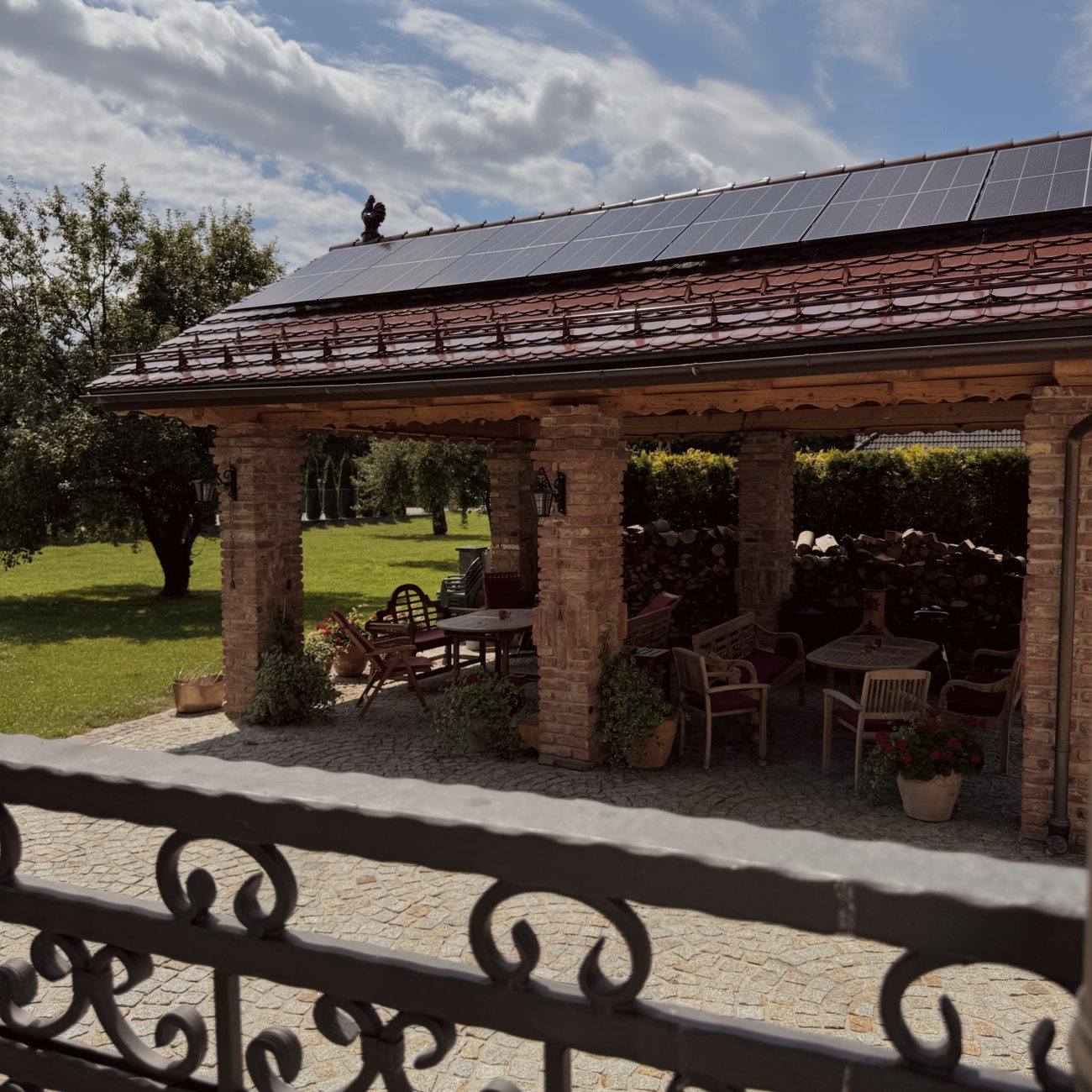 Góralska Altana na ceglanych słupach - Noclegi w górach Gorce