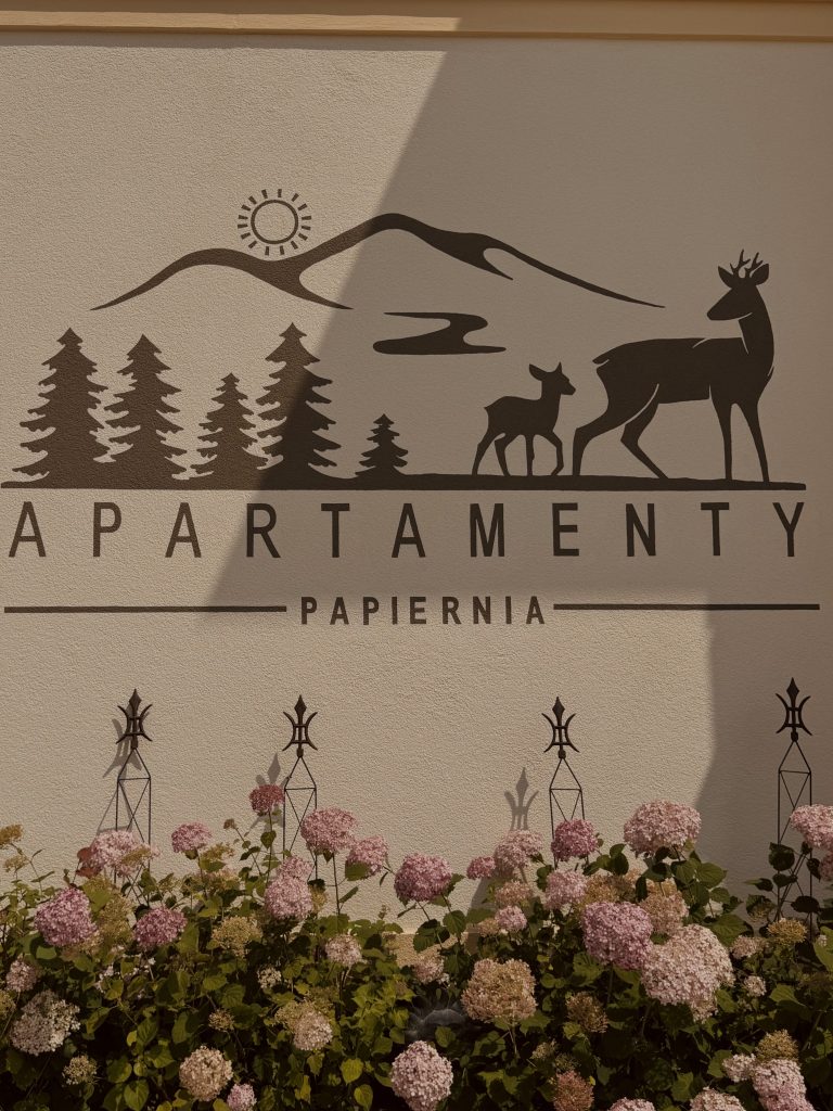 Logo, rysunek na elewacji, Hotel / agroturystyka