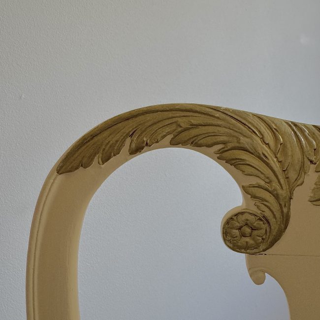 Antyczne krzesło z rzeźbionego drewna, złote i białe, Gorce, Beskid Wyspowy, Powiat Limanowski