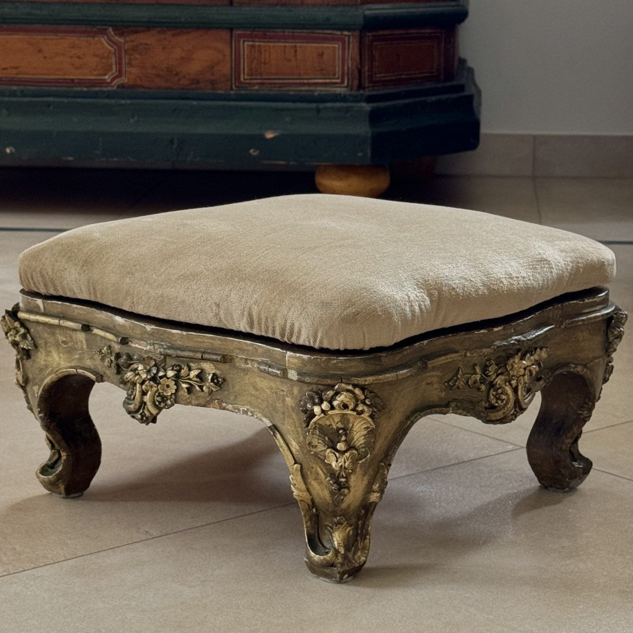 Podnóżek w barokowym stylu ze złotymi akcentami i beżowym obiciem, antyczne meble, agroturystyka w Gorcach