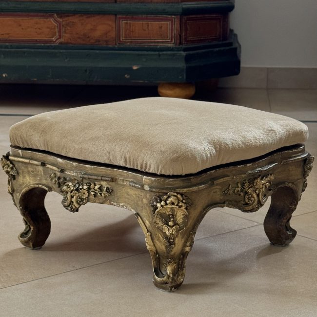 Podnóżek w barokowym stylu ze złotymi akcentami i beżowym obiciem, antyczne meble, agroturystyka w Gorcach