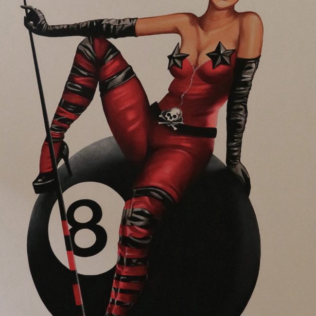 Dekoracja ręcznie malowana przedstawiająca kobietę w stroju diablicy siedzącą na kuli bilardowej z numerem 8 w pokoju gier