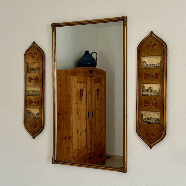 Drewniana szafa w górskim apartamencie, idealna do przechowywania, rustykalny wystrój wnętrza, noclegi w Gorcach, agroturystyka