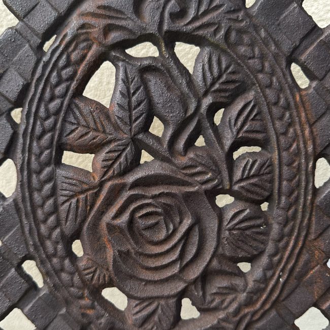 Masywne żeliwne krzesło ogrodowe z drewnianymi elementami i ozdobnymi różami, agroturystyka w Gorcach, Beskid Wyspowy, Gmina Niedźwiedź