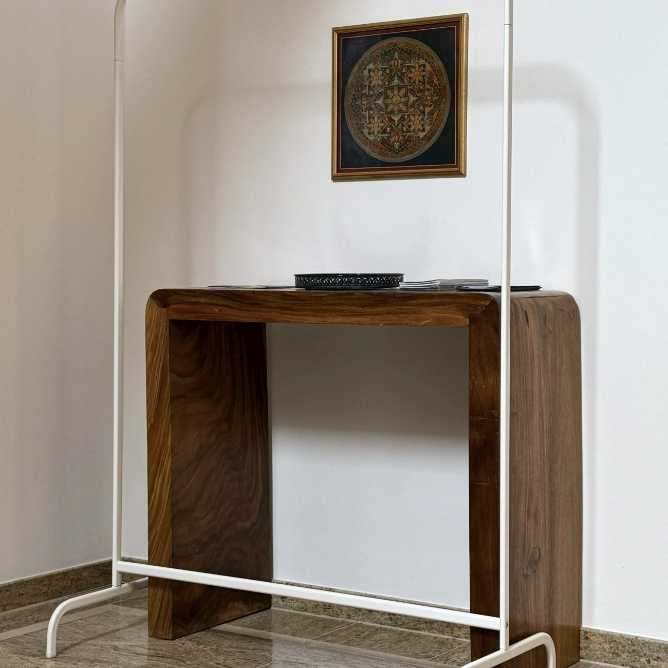 Masywny stolik przyścienny w górskim apartamencie, solidny drewniany mebel, idealny do dekoracji klatki schodowej, rustykalny wystrój wnętrza, noclegi w Gorcach, agroturystyka