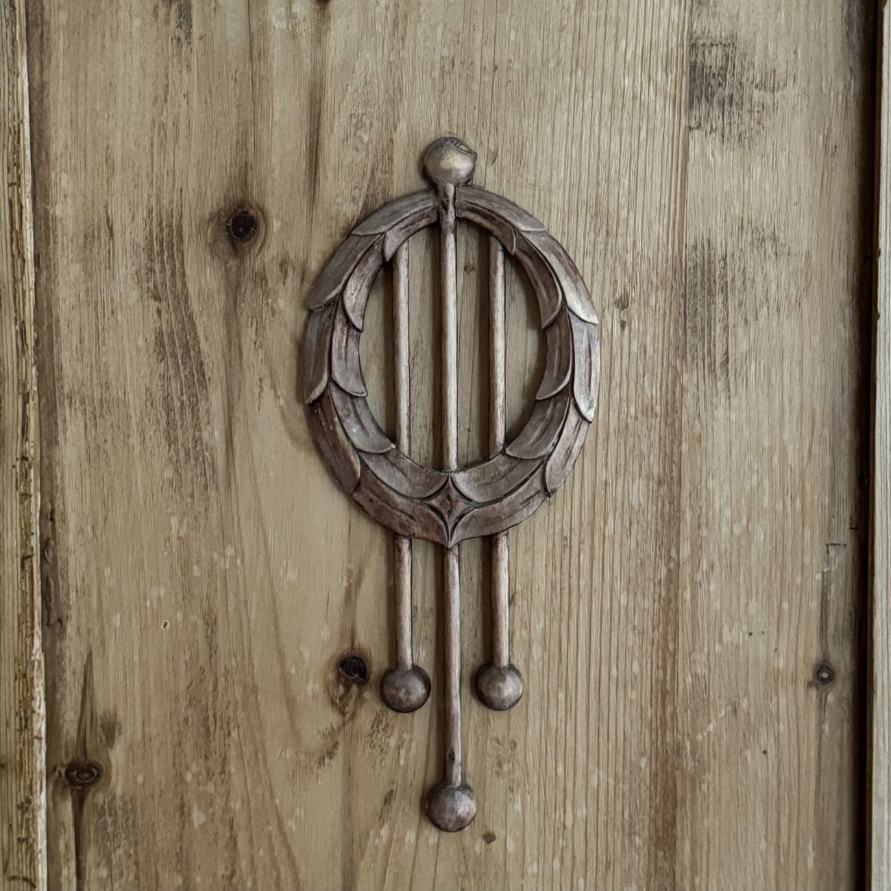 Rzeźbiona drewniana szafa, szczegół drewniany, minimalizm, autentyczność, stara szafa, Apartamenty Agroturystyczne Papiernia