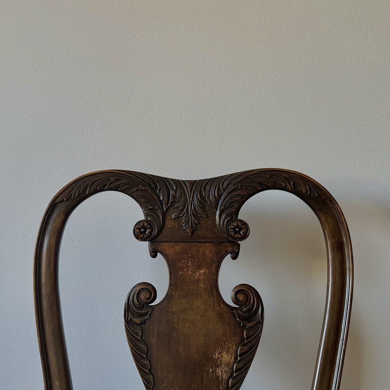 Rzeźbione oparcie krzesła w stylu vintage, agroturystyka, gorce i beskid wyspowy noclegi