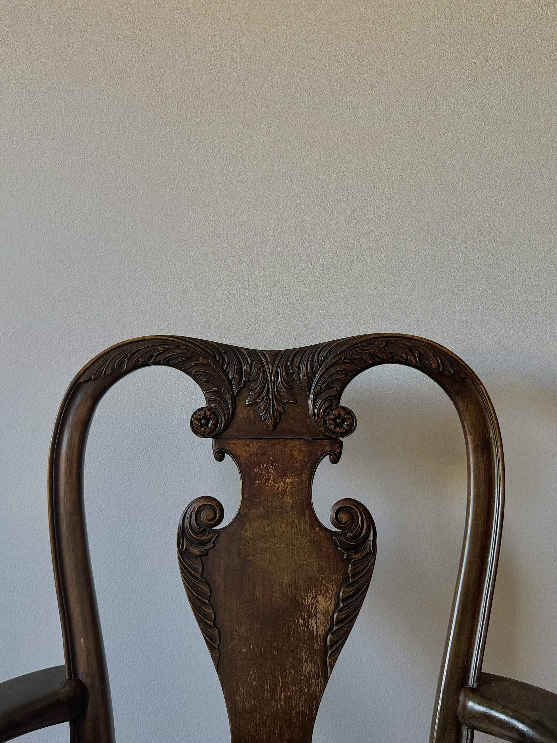 Rzeźbione oparcie krzesła w stylu vintage, agroturystyka, gorce i beskid wyspowy noclegi