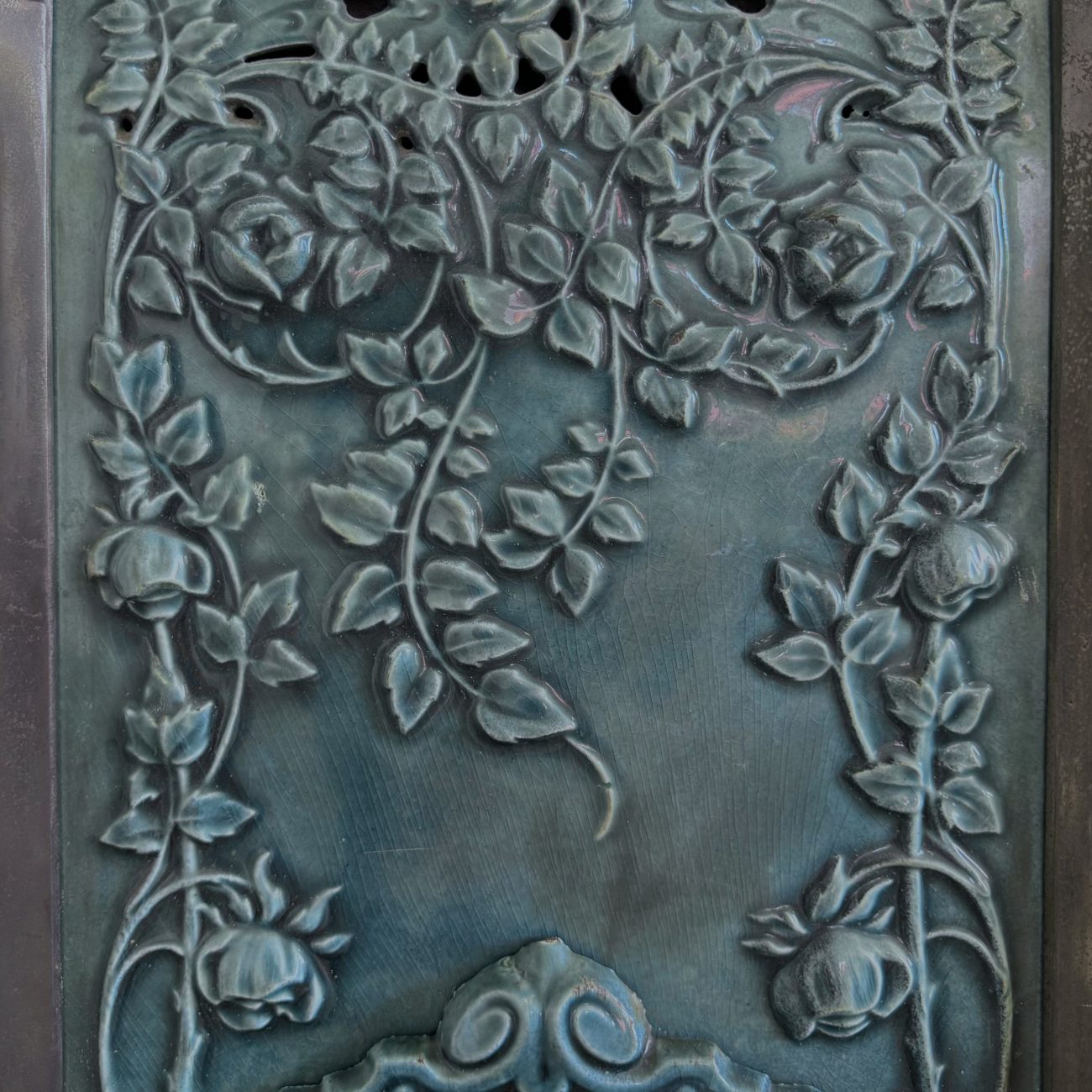 Błękitny kominek z detalami kwiatowymi, sala biesiadna, najlepsza agroturystyka w górach Gorce